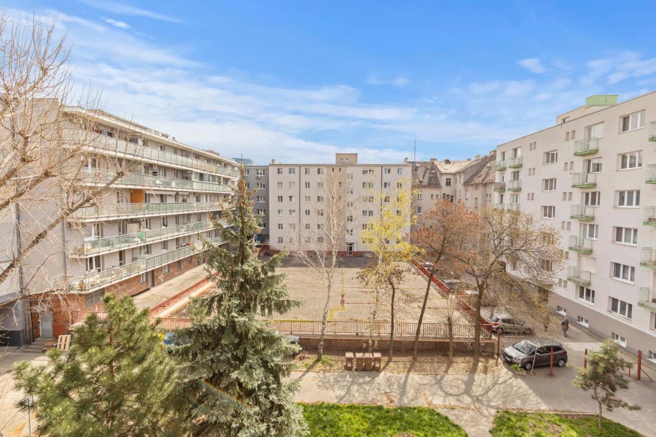 Lam Concrete - Ac - Balcony Appartement Bratislava Buitenkant foto
